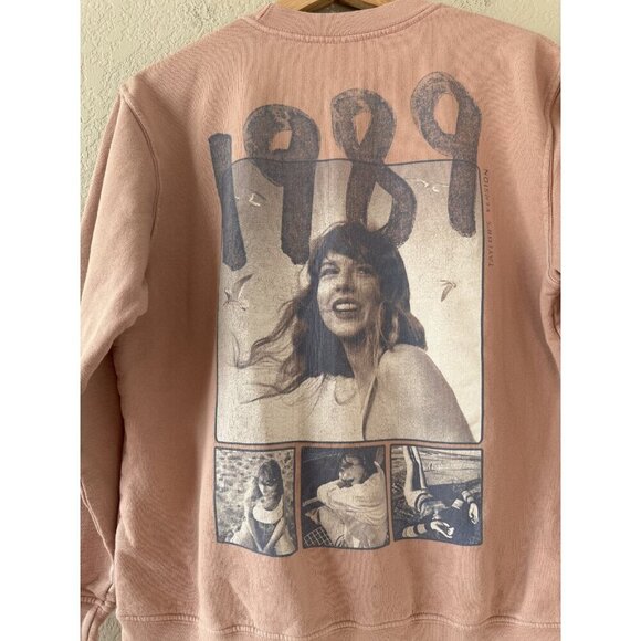 Taylor Swift 1989 Tour Pink Crewneck Fleece Sweater Graphic Taylors Version XS - Picture 4 of 6
